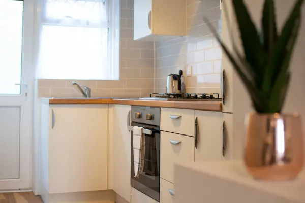 Contractor-Approved • 4 Bed • Smart TVs •Access M4 - Image 3