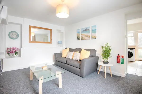 City Access • 3 Beds • Parking • Smart TVs - Image 18