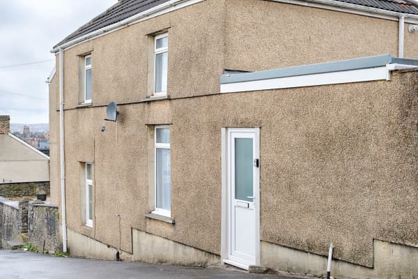 City Access • 3 Beds • Parking • Smart TVs - Image 8