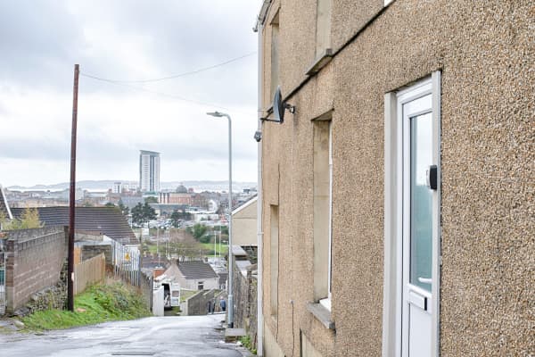 City Access • 3 Beds • Parking • Smart TVs - Image 11