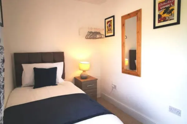 Check it out, Eatons House - Image 4