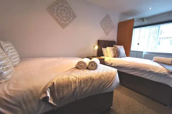 Parking, Garden, En-Suite & Tv's in all Rooms! - Image 10
