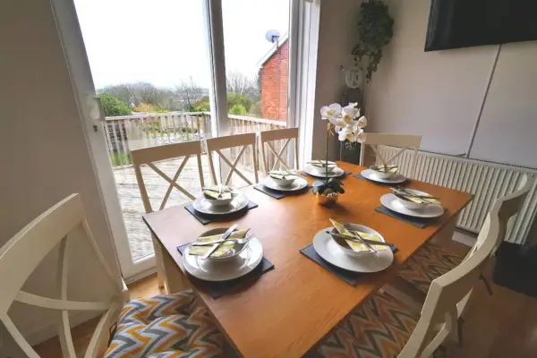 Parking, Garden, En-Suite & Tv's in all Rooms! - Image 12