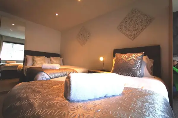 Parking, Garden, En-Suite & Tv's in all Rooms! - Image 11