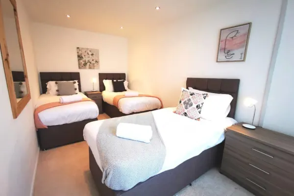 Parking, Garden, En-Suite & Tv's in all Rooms! - Image 9