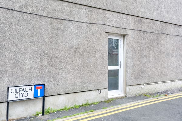 Work Stay: 3BR • Near Stadium • Smart TVs - Image 11