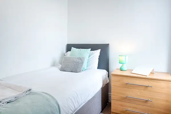 Work Stay: 3BR • Near Stadium • Smart TVs - Image 10