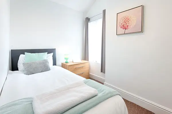 Work Stay: 3BR • Near Stadium • Smart TVs - Image 9