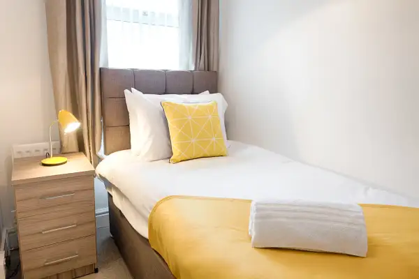 4 Bedroom Contractor Home + Free Parking - Image 20