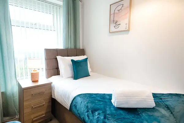 4 Bedroom Contractor Home + Free Parking - Image 6