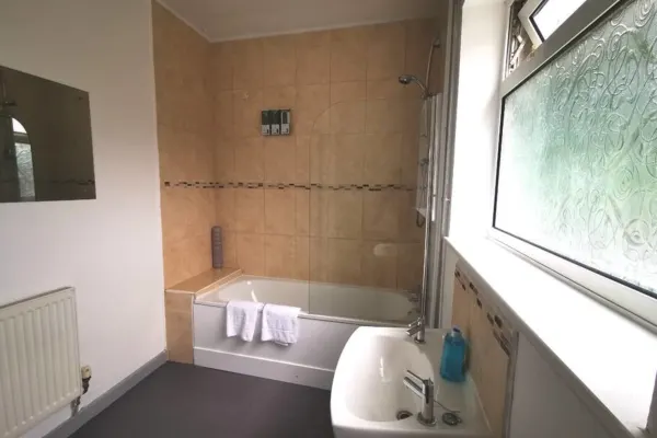 Garden, Spacious, Parking, TV in All Rooms! - Image 8