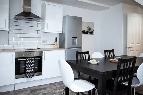 Perfect Location with Parking - Jersey House - Image 10