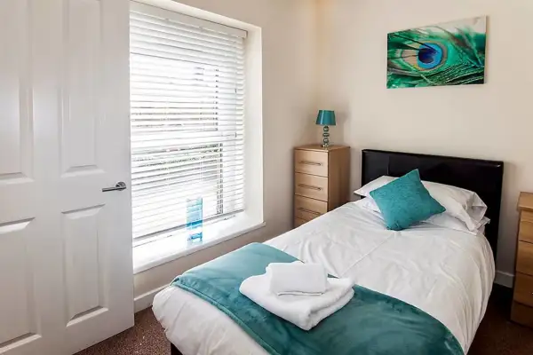 Perfect Location with Parking - Jersey House - Image 9