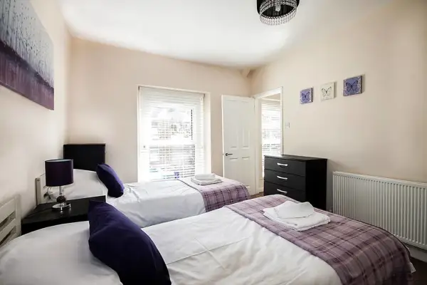 Perfect Location with Parking - Jersey House - Image 17