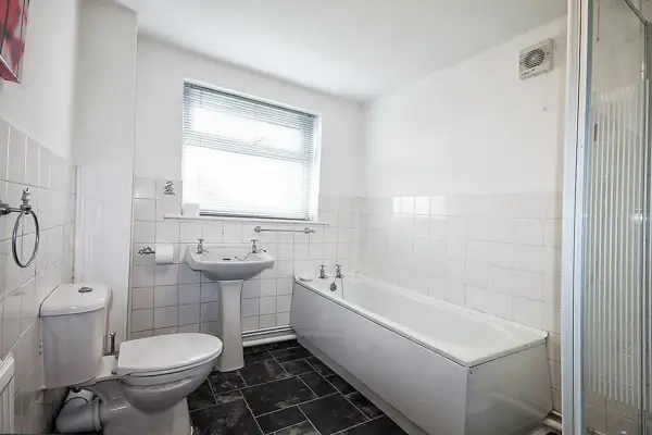 Perfect Base to Stay in Swansea - Image 10