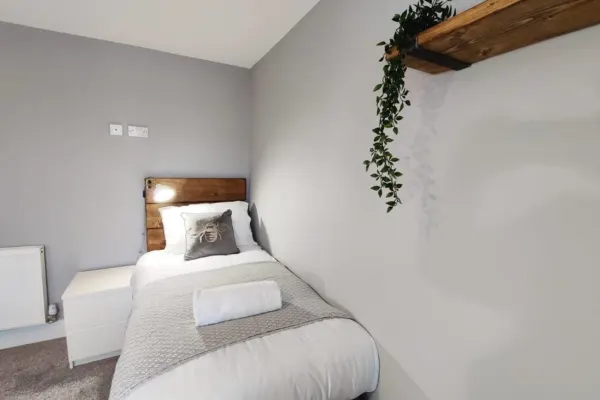 3RM Flat, Smart Tv's, close to all amenities - Image 16