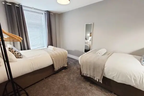 3RM Flat, Smart Tv's, close to all amenities - Image 12