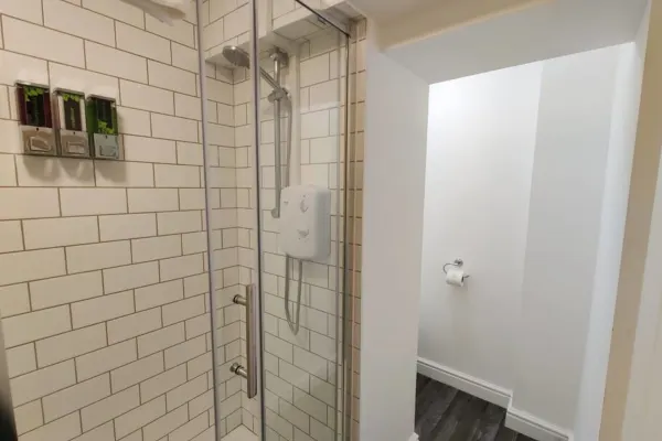 2 Bed Apt, Fully Equipped kitchen, Parking - Image 8