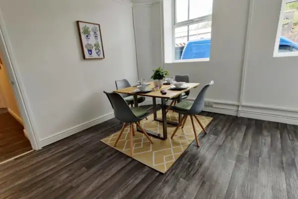 2 Bed Apt, Fully Equipped kitchen, Parking - Image 13