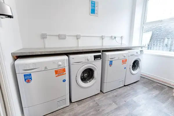 2 Bed Apt, Fully Equipped kitchen, Parking - Image 5