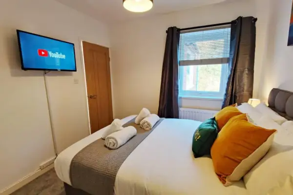 Bryn House - TV in Every Bedroom! - Image 18