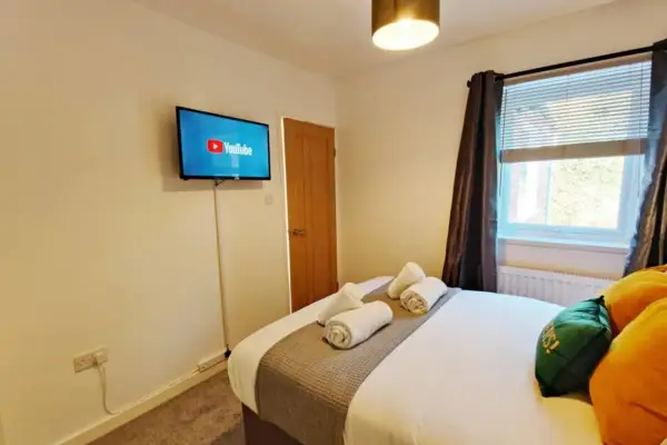 Bryn House - TV in Every Bedroom! - Image 9