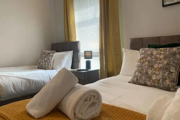 Crymlyn Accommodation - TV in Every Bedroom! - Image 19