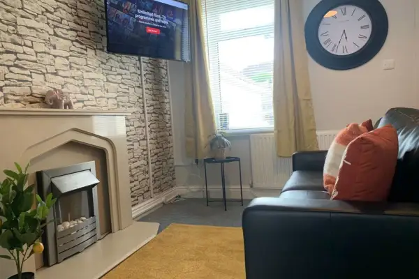Crymlyn Accommodation - TV in Every Bedroom! - Image 24