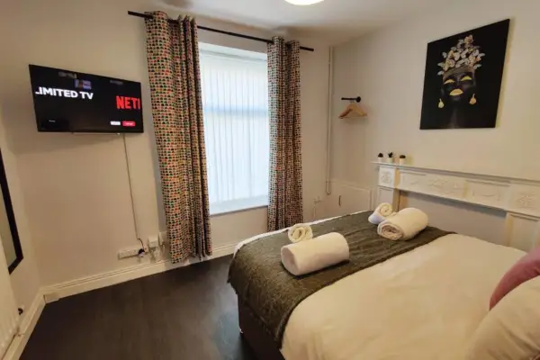 Alma Accommodation - TV in Every Bedroom! - Image 3