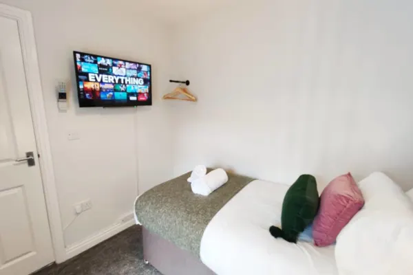 Alma Accommodation - TV in Every Bedroom! - Image 11