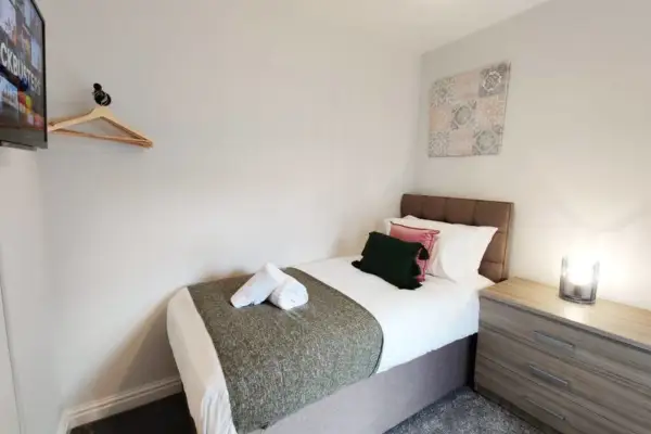 Alma Accommodation - TV in Every Bedroom! - Image 15