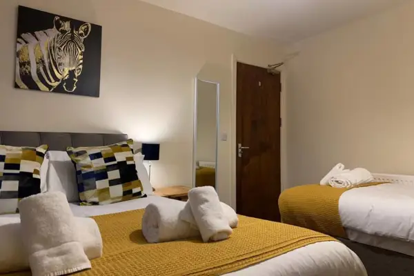 5 Bedrooms 4 Double rooms Smart Tv's in all rooms - Image 12