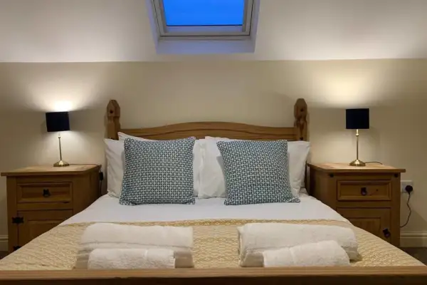 5 Bedrooms 4 Double rooms Smart Tv's in all rooms - Image 9