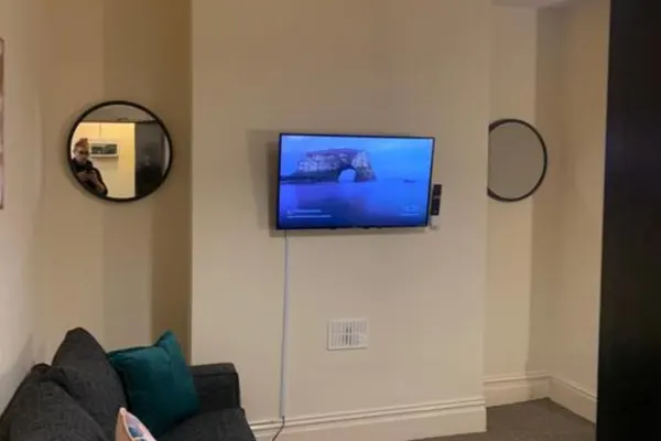5 Bedrooms 4 Double rooms Smart Tv's in all rooms - Image 11