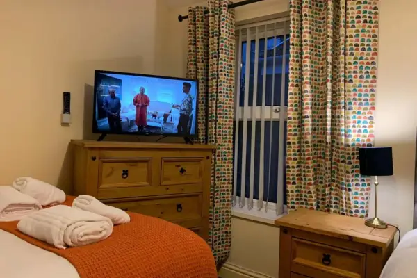 5 Bedrooms 4 Double rooms Smart Tv's in all rooms - Image 19