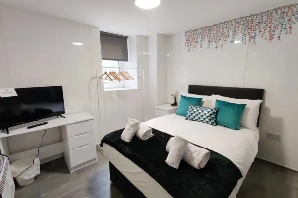 Stop at The Osterley! - 2 Bedroom Apt - Image 9