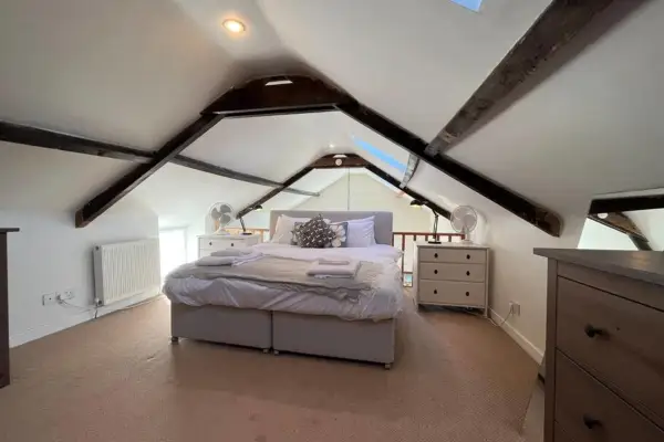 Private Parking, Garden, En-suite, 5 Rooms - Image 9