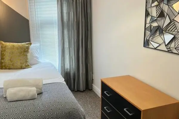 4 Bedrooms, Centre of town, Smart TV in every room - Image 8