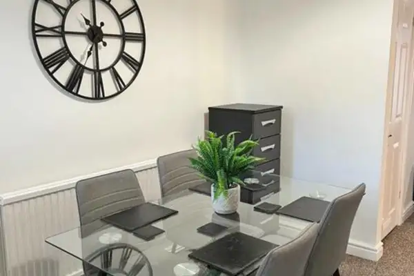 4 Bedrooms, Centre of town, Smart TV in every room - Image 1