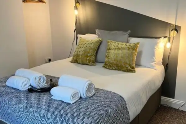 4 Bedrooms, Centre of town, Smart TV in every room - Image 4