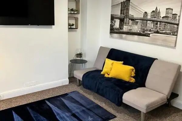 4 Bedrooms, Centre of town, Smart TV in every room - Image 2