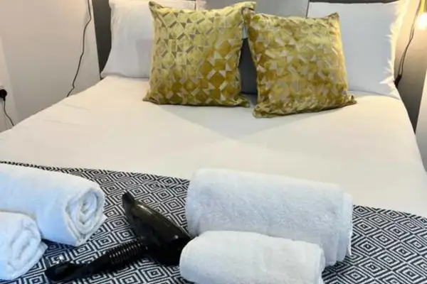4 Bedrooms, Centre of town, Smart TV in every room - Image 9