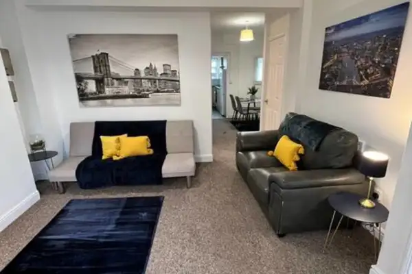 4 Bedrooms, Centre of town, Smart TV in every room - Image 18