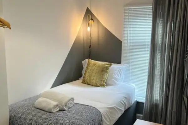 4 Bedrooms, Centre of town, Smart TV in every room - Image 26