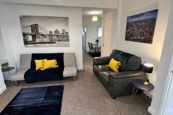 4 Bedrooms, Centre of town, Smart TV in every room - Image 36