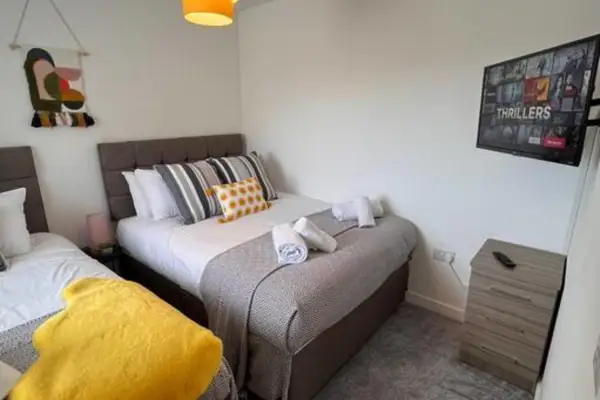 Stay at The Penn! 5 Bedroomed home in Treharris - Image 3