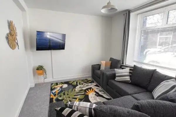 Stay at The Penn! 5 Bedroomed home in Treharris - Image 8