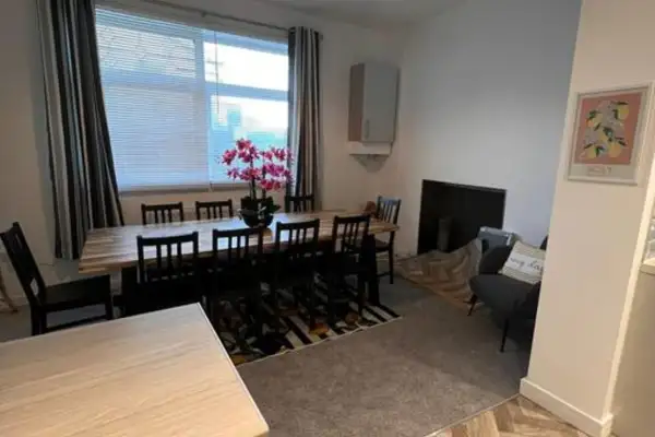 Stay at The Penn! 5 Bedroomed home in Treharris - Image 14