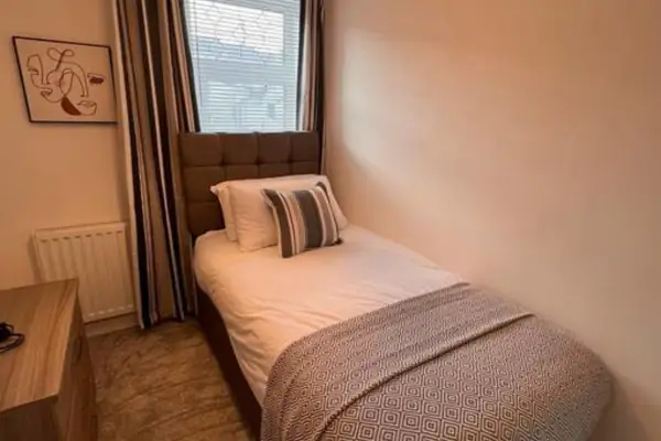 Stay at The Penn! 5 Bedroomed home in Treharris - Image 10