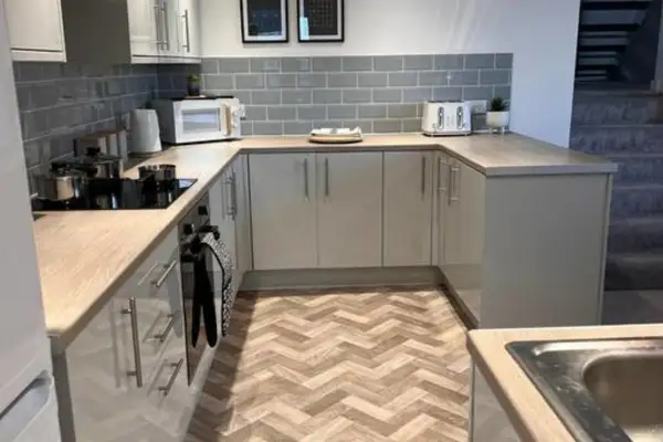 Stay at The Penn! 5 Bedroomed home in Treharris - Image 6